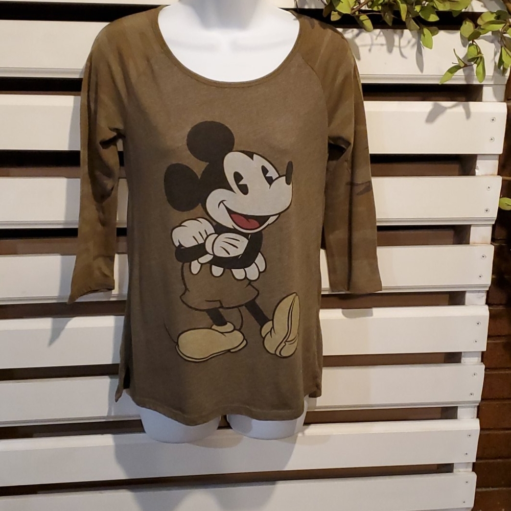 DISNEY tshirt.                      #1459
